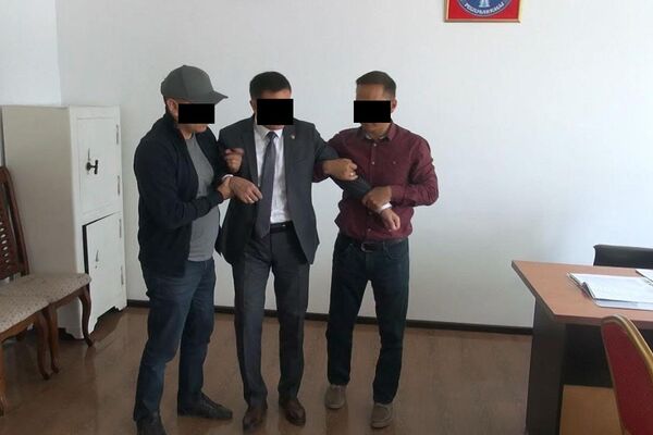При получении взятки в 12 тысяч сомов задержан начальник одного из районных управлений Государственной налоговой службы - Sputnik Кыргызстан