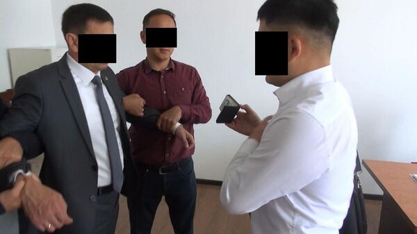 Задержание начальника одного из районных Управлений ГНС при получении взятки - Sputnik Кыргызстан