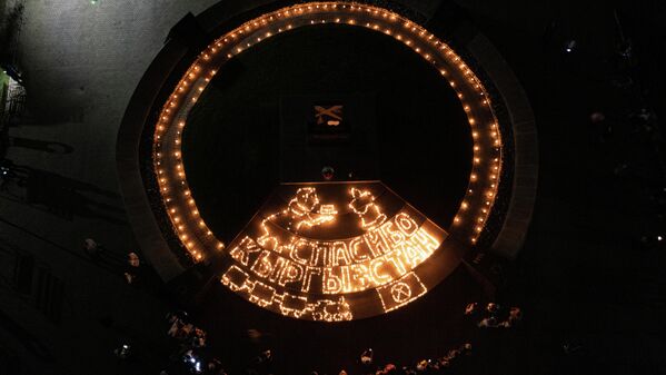 Из 3,5 тысячи свечей была выложена огненная инсталляция: разорванное блокадное кольцо, девочка с куском хлеба, поезд, доставивший в республику жителей блокадного Ленинграда, и надпись &quot;Спасибо, Кыргызстан!&quot; - Sputnik Кыргызстан