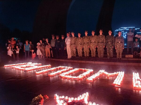Здесь из свеч выложили надпись &quot;Мы помним..&quot; - Sputnik Кыргызстан