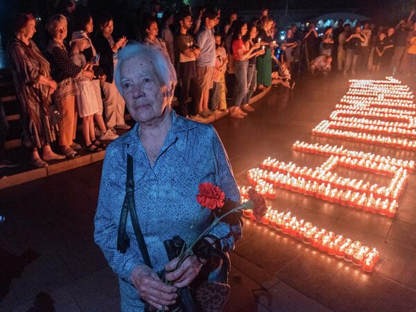Инсталляция на площади Победы состояла из 1 418 свечей — столько дней продлилась Великая Отечественная война - Sputnik Кыргызстан