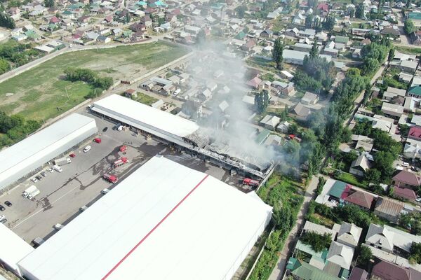 Пресс-служба МЧС представила фотографии с места крупного пожара в жилмассиве &quot;Колмо&quot; - Sputnik Кыргызстан