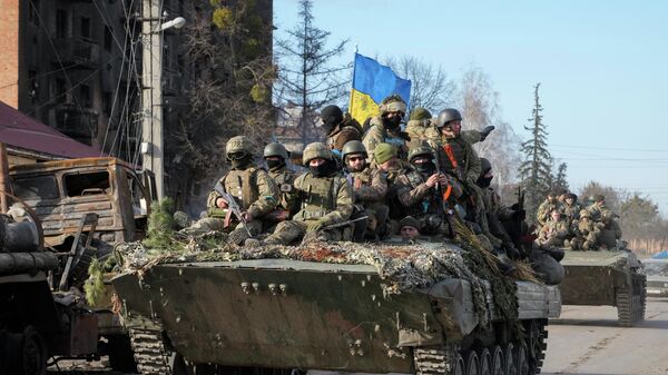 Украинские солдаты едут на танке. Архивное фото - Sputnik Кыргызстан