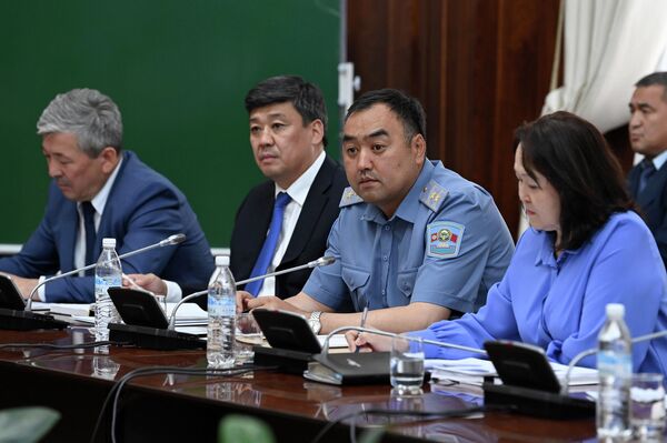 Также обсуждены стоящие перед регионами задачи и планы на ближайший период, неотложное решение проблемных вопросов на местах - Sputnik Кыргызстан