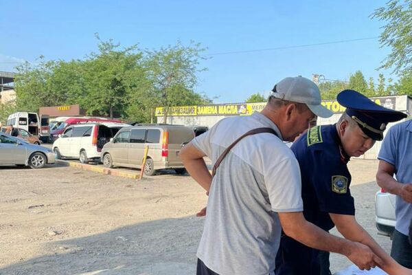 Сотрудники Управления патрульной службы милиции Бишкека проверили автобусы и маршрутки на Западном автовокзале - Sputnik Кыргызстан