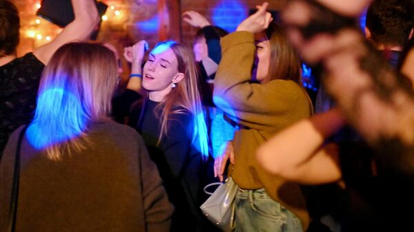Молодые люди во время дискотеки в одном из ночных клубов. Архивное фото - Sputnik Кыргызстан