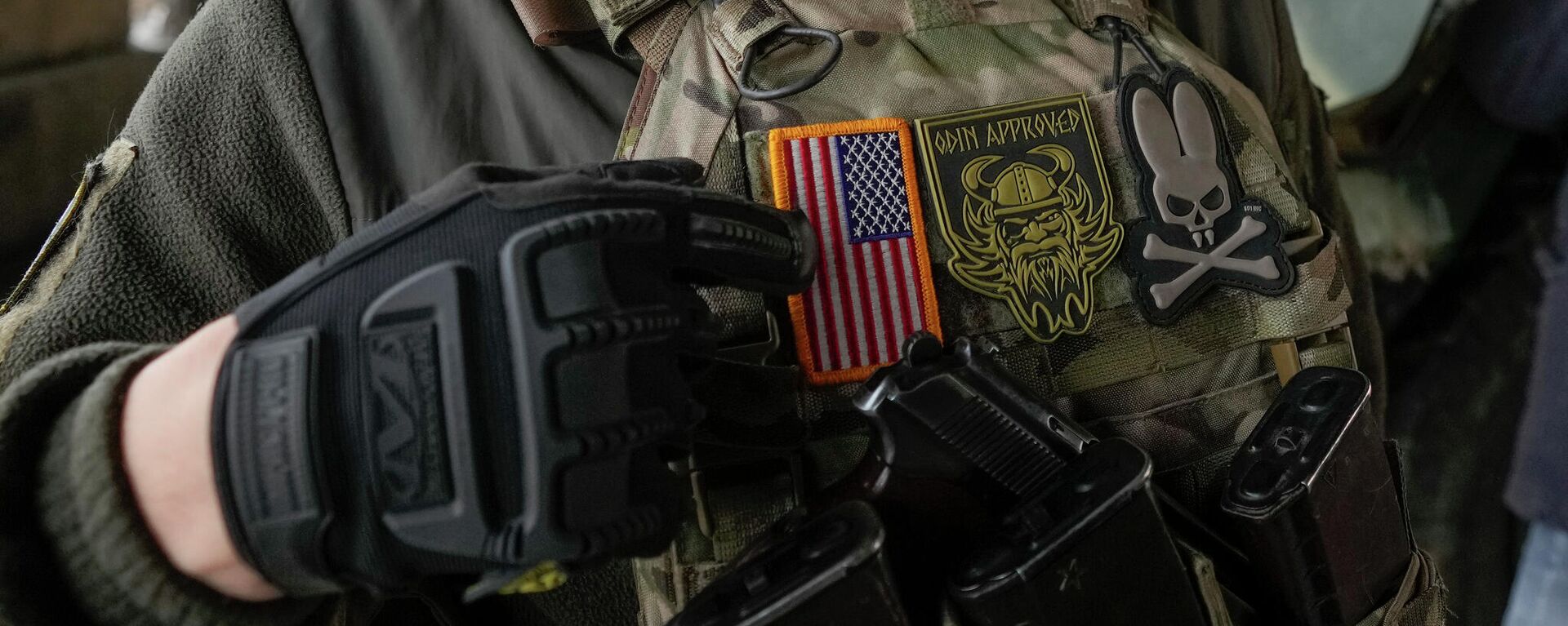 Украинский солдат указывает на флаг США на своей форме недалеко от Харькова - Sputnik Кыргызстан, 1920, 23.06.2022
