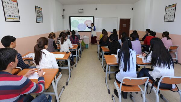 Эл аралык Ала-Тоо университетинин студенттери. Архивдик сүрөт - Sputnik Кыргызстан