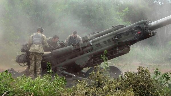 Украинские солдаты готовятся обстрелять российские позиции из поставленной США гаубицы M777 в Донецкой области  - Sputnik Кыргызстан