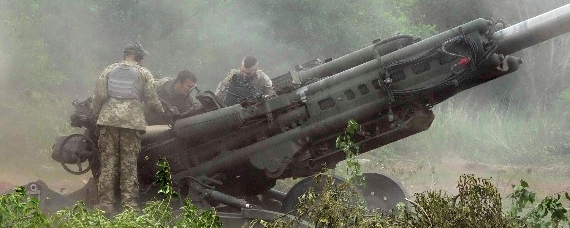 Украинские солдаты готовятся обстрелять российские позиции из поставленной США гаубицы M777 в Донецкой области  - Sputnik Кыргызстан, 1920, 23.06.2022