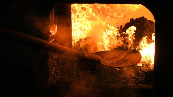 Загрузка угля в печь. Архивное фото - Sputnik Кыргызстан