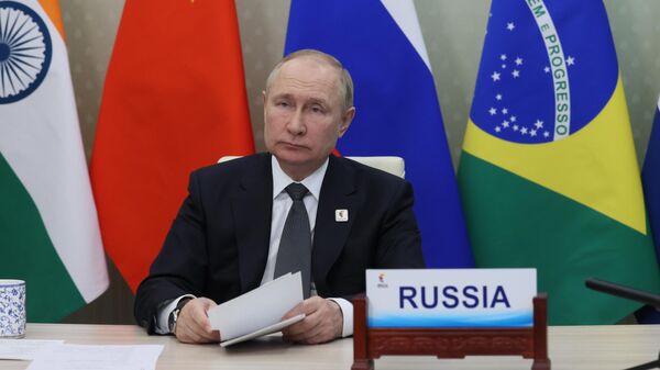 Президент РФ Владимир Путин принимает участие в режиме видеоконференции в XIV саммите БРИКС. - Sputnik Кыргызстан