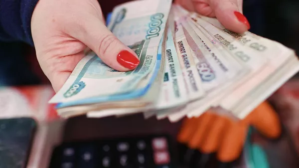 Продавец на рынке пересчитывает деньги - Sputnik Кыргызстан