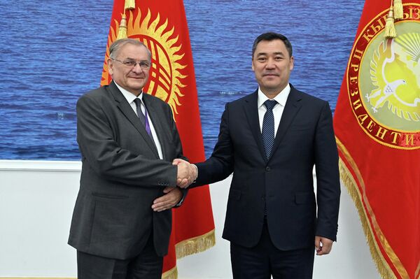 Он подчеркнул, что благодаря контактам на уровне глав государств взаимоотношения в политической, экономической и культурно-гуманитарной сферах развиваются успешно - Sputnik Кыргызстан