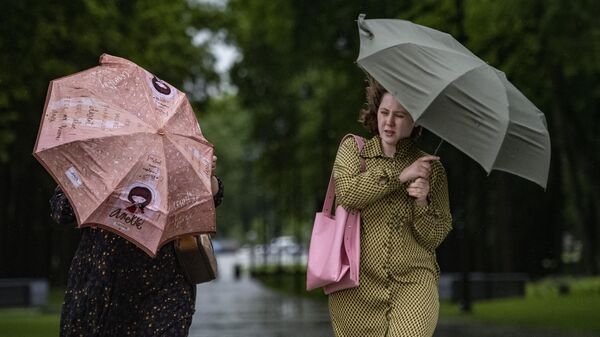 Девушки в парке во время дождя - Sputnik Кыргызстан