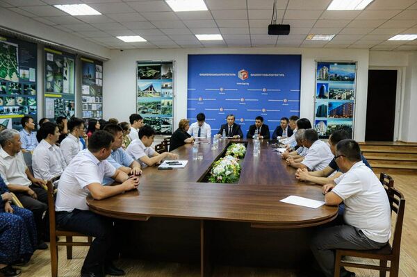 Глава Госстроя и вице-мэр Бишкека Бактыбек Абдиев представили коллективу нового руководителя - Sputnik Кыргызстан