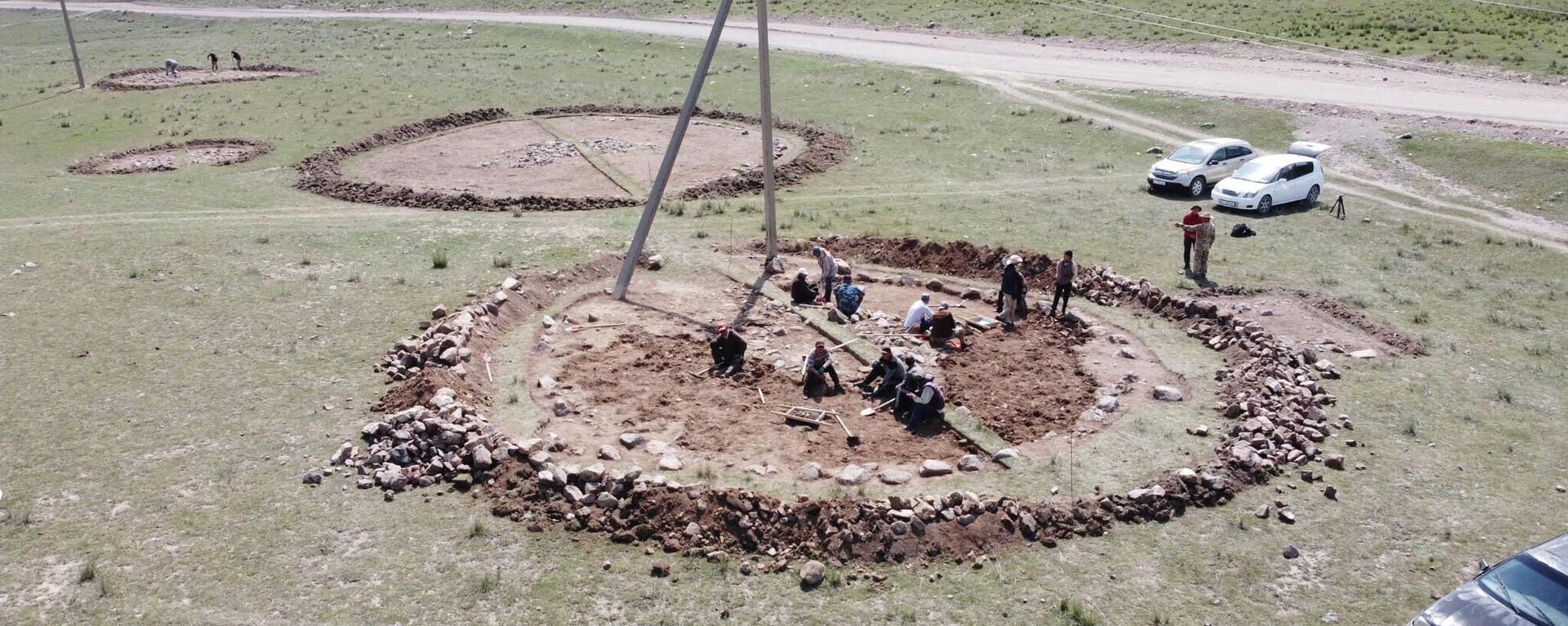 Обнаружение археологических находок рядом с одним из участков строящейся трассы север — юг - Sputnik Кыргызстан, 1920, 25.06.2022