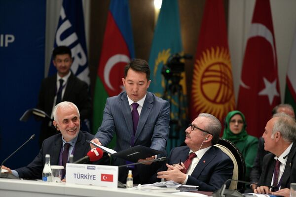 Участники заседания приняли ряд решений, подписаны соответствующие документы - Sputnik Кыргызстан