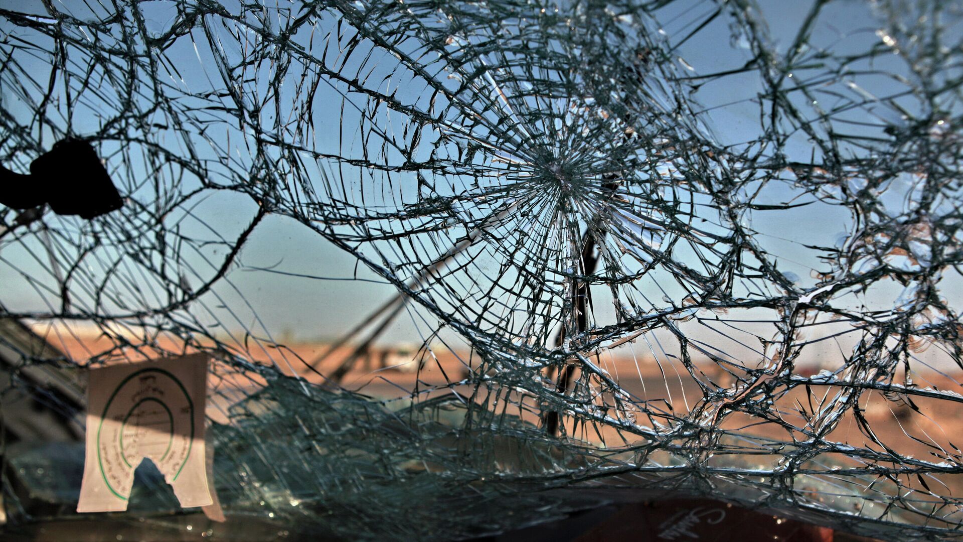 Разбитое лобовое стекло автомобиля. Архивное фото - Sputnik Кыргызстан, 1920, 25.06.2022