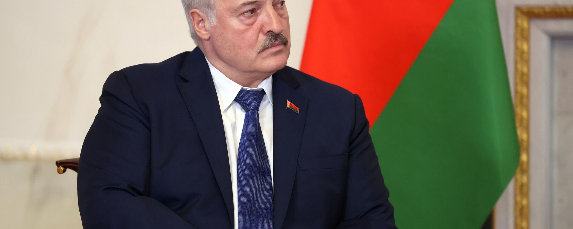 Президент Белоруссии Александр Лукашенко во время встречи с президентом РФ Владимиром Путиным - Sputnik Кыргызстан, 1920, 25.06.2022