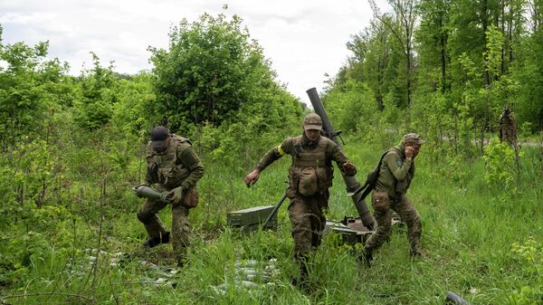 Украинские военнослужащие ведут огонь из минометов. Архивное фото - Sputnik Кыргызстан