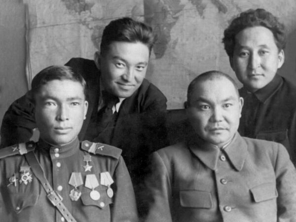 Жоомарт Бөкөнбаев, Касымалы Баялинов жана партиялык ишмер Мухамед Дөгдүров. 1944-жыл - Sputnik Кыргызстан