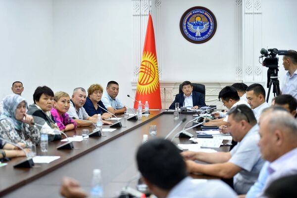 Министрлер кабинетинин төрагасы Акылбек Жапаров жушумчу топтун жыйынында - Sputnik Кыргызстан