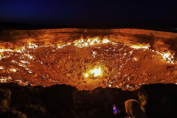 Түркмөнстандагы &quot;Кара-Кум жаркырагы&quot; деп аталган газ кратери. Ал Кара-Кум чөлүндө Дарваза районунда 1971-жылы чалгындоо шахтасы урап түшүп пайда болгон. - Sputnik Кыргызстан
