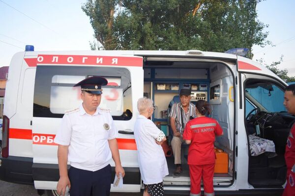По словам пресс-секретаря УПСМ Байказы Айтикул уулу, с ними вместе в рейд вышли наркологи. - Sputnik Кыргызстан