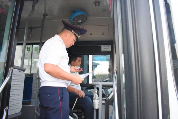 Управление патрульной службы милиции с утра провело рейд среди водителей маршруток, автобусов и троллейбусов - Sputnik Кыргызстан