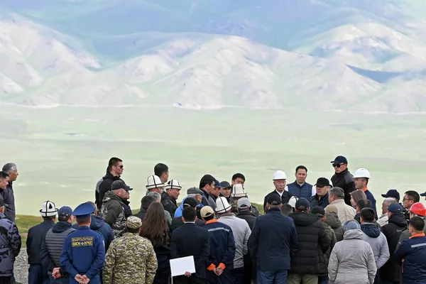 Глава государства встретился с местными жителями, которые обратились с рядом проблем, в том числе касающихся экологии и развития дорожной сети - Sputnik Кыргызстан