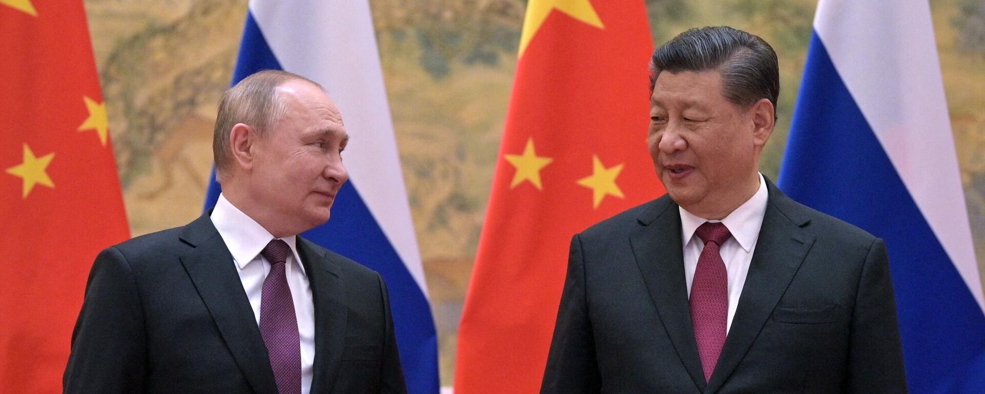 Президент России Владимир Путин и председатель КНР Си Цзиньпин в Пекине. Архивное фото - Sputnik Кыргызстан, 1920, 28.06.2022