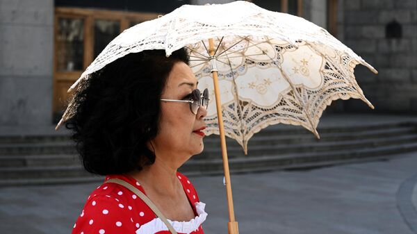 Женщина с зонтом в руках. Архивное фото - Sputnik Кыргызстан
