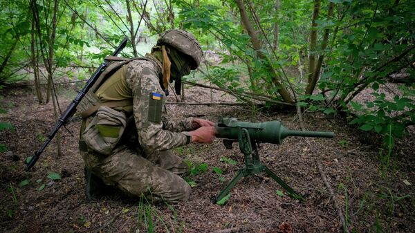Военнослужащий Украины устанавливает немецкую противотанковую мину в Донецкой области - Sputnik Кыргызстан
