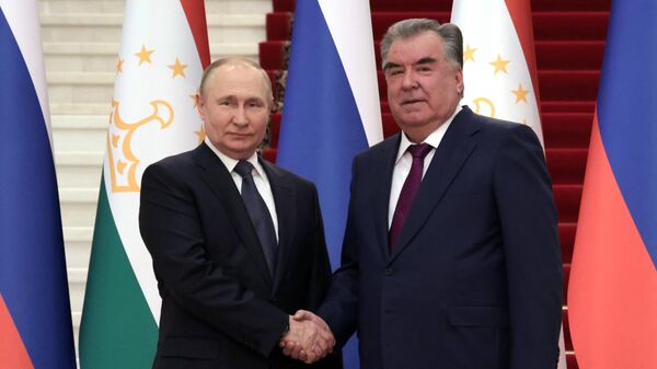 Президент РФ Владимир Путин и президент Таджикистана Эмомали Рахмон  - Sputnik Кыргызстан