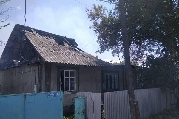 Трагедия произошла во вторник днем. Сгорела одна из комнат барачного дома площадью 170 квадратных метров. - Sputnik Кыргызстан