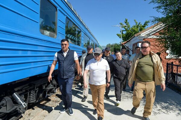Председатель кабинета министров КР Акылбек Жапаров провел испытание модернизированного вагона, проехав на поезде от Бишкека до Балыкчи - Sputnik Кыргызстан