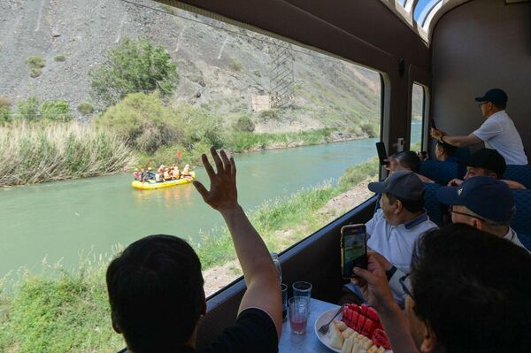 На совещании, которое продлилось все время в пути, они обсудили вопросы модернизации железнодорожного парка страны - Sputnik Кыргызстан
