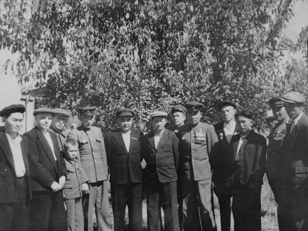 Фрунзе облусунун кызматкерлери менен жолугушуусу. 1945-жылдын жай айлары. - Sputnik Кыргызстан
