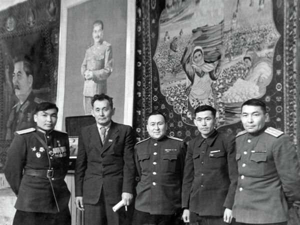Сталиндин 70 жылдыгын майрамдоо учуру. Фрунзе шаары, 1949-жыл, декабрь. - Sputnik Кыргызстан
