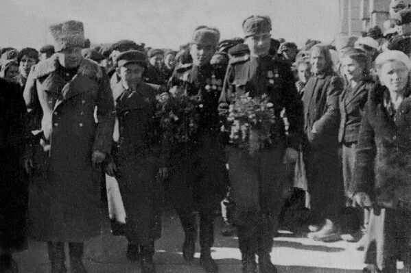 Фрунзеликтер менен жолугушуу. 1944-жыл, февраль. - Sputnik Кыргызстан