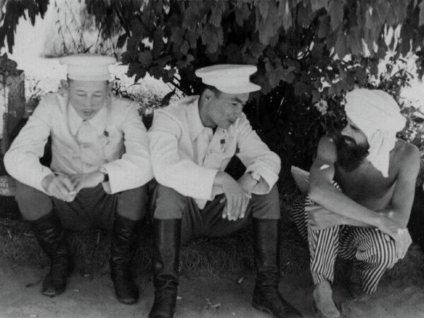 Ысык-Көлдө Советтер Союзунун Баатыры Анварбек Чортеков жана башка эс алуучулар менен (жай айы, 1946-жыл) - Sputnik Кыргызстан