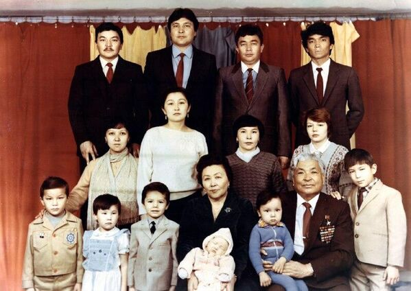 Дайыр Аснов үй-бүлөсү менен. 1987-жыл, 1-январь. - Sputnik Кыргызстан