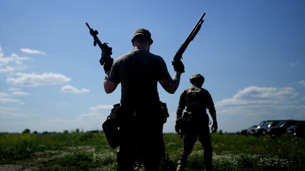 Военные на стрельбище на окраине Киева - Sputnik Кыргызстан