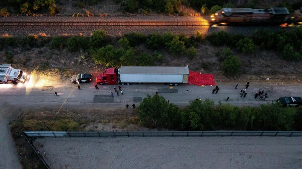 Гибель мигрантов в заброшенном грузовике в Техасе - Sputnik Кыргызстан