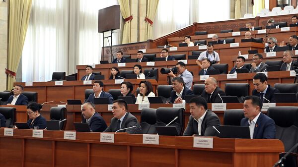 Депутаты на заседании Жогорку Кенеша. Архивное фото - Sputnik Кыргызстан