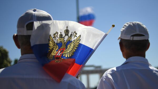 Горожане во время поднятия российского флага в Мелитополе - Sputnik Кыргызстан