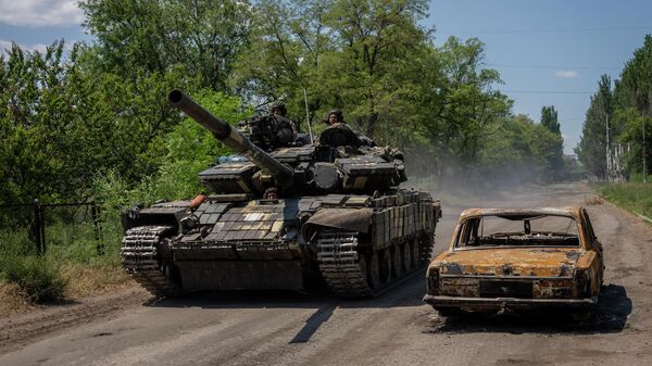 Украинские военнослужащие ведут танк в Донецкой области - Sputnik Кыргызстан