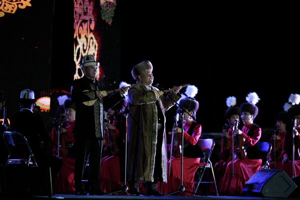 Концерттик программа акындардын ой берметтерин чачыраткан алым сабак айтышы менен соңуна чыкты - Sputnik Кыргызстан