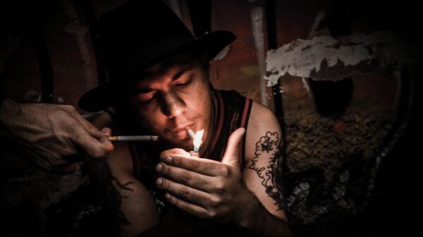 Мужчина закуривает сигарету. Иллюстративное фото - Sputnik Кыргызстан